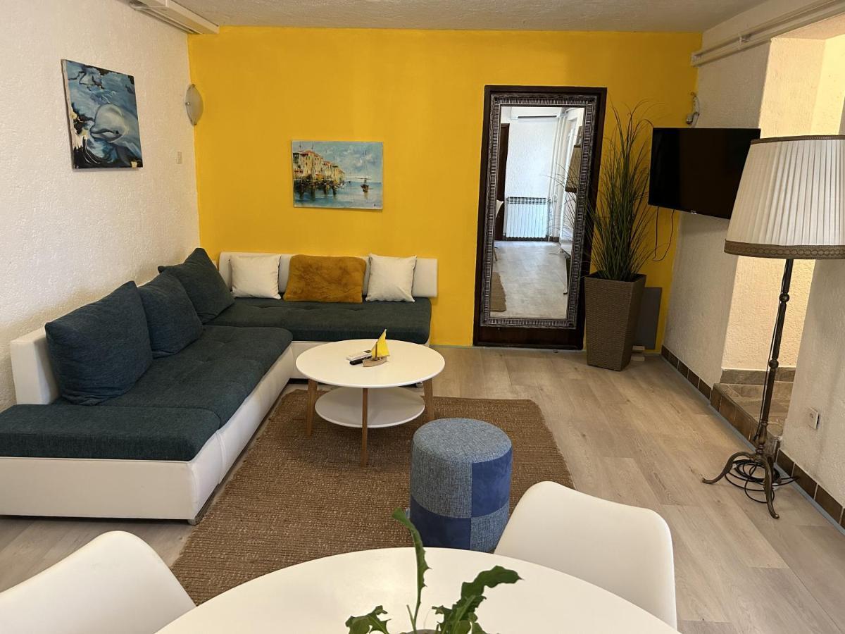 Apartma Peaceful With Patio